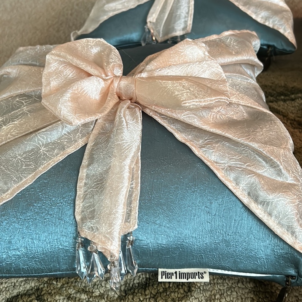 Pier 1 Imports, 4 accent pillows Lite blue w:pink lace wrap bows good cond. Set